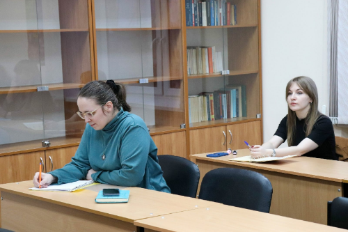 Аспиранты первого года обучения Ирина Иванова и Ксения Богачева на занятии по истории и философии науки