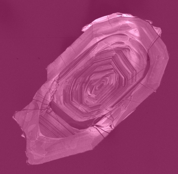 Продольный срез кристалла циркона в катодных лучах