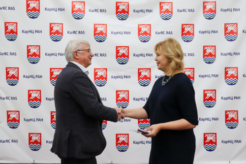 Генеральный директор КарНЦ РАН Ольга Бахмет вручает награду Александру Слабунову