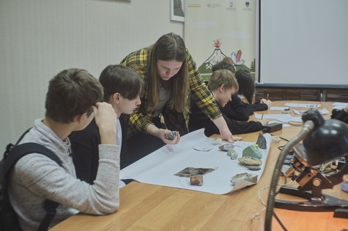 Виктория Устинова проводит профессиональные пробы для школьников