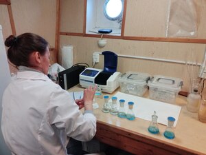 Старший научный сотрудник Института водных проблем Севера КарНЦ РАН Наталия Галахина проводит построение калибровки на содержание аммонийного азота
