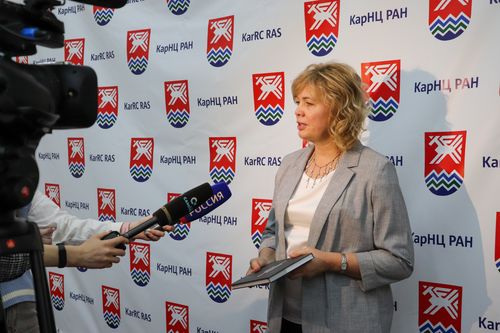 Генеральный директор КарНЦ РАН Ольга Бахмет дает интервью региональным телеканалам