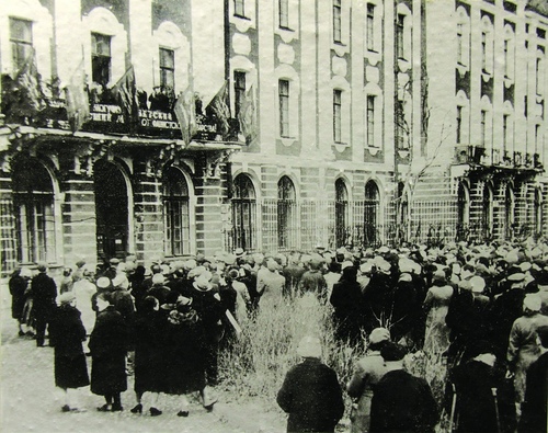 Митинг у Главного здания Ленинградского государственного университета. 9 мая 1945 года. Источник: Музей истории СПБГУ