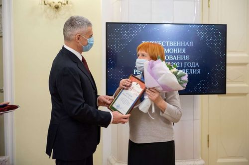 Глава Карелии Артур Парфенчиков поздравляет археолога Надежду Лобанову с наградой