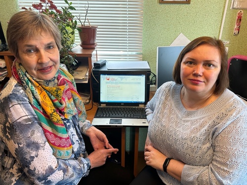Надежда Ковальчук (слева) и Александра Родионова. Работа над озвучиванием аудиословаря: запись слов от носителя михайловского диалекта Надежда Ковальчук (слева) и Александра Родионова. Работа над озвучиванием аудиословаря: запись слов от носителя михайловского диалекта