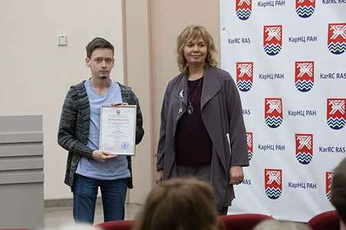 Генеральный директор КарНЦ РАН Ольга Бахмет и младший научный сотрудник ИГ КарНЦ РАН Андрей Лютиков на награждении победителей конкурса научных статей. Фото: В. Швецова / КарНЦ РАН Генеральный директор КарНЦ РАН Ольга Бахмет и младший научный сотрудник ИГ КарНЦ РАН Андрей Лютиков на награждении победителей конкурса научных статей. Фото: В. Швецова / КарНЦ РАН
