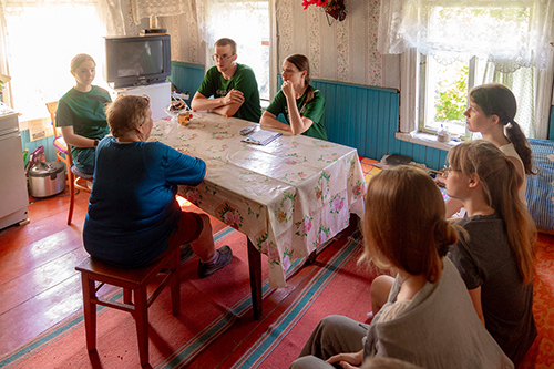 Участники проекта в гостях у жительницы деревни Тивдия. Фото: https://vk.com/karely_lyudiki Участники проекта в гостях у жительницы деревни Тивдия. Фото: https://vk.com/karely_lyudiki