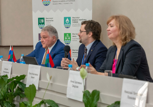 В президиуме: президент Курчатовского института Михаил Ковальчук, и.о. председателя Научного совета РАН по изучению Арктики и Антарктики Анатолий Соловьев и генеральный директор КарНЦ РАН Ольга Бахмет