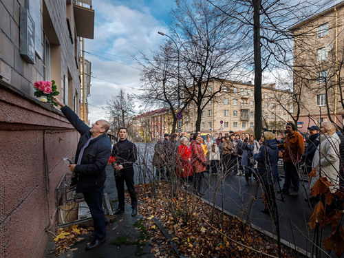 Цветы к памятной доске возлагают родственники Владимира Шубина Цветы к памятной доске возлагают родственники Владимира Шубина