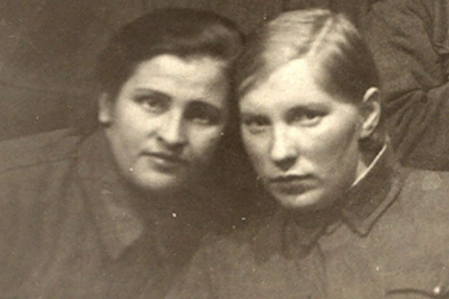 Екатерина Болондинская (слева) с лучшей подругой во время службы в госпитале Екатерина Болондинская (слева) с лучшей подругой во время службы в госпитале