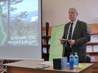 The book is being presented by KarRC RAS President Alexandr Titov (photo by S. Khokhlov)