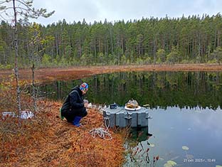 И. Морозова готовит опыт на берегу озера И. Морозова готовит опыт на берегу озера